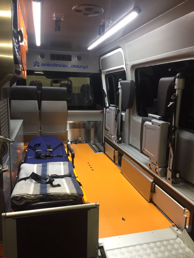 ambulancia con camilla